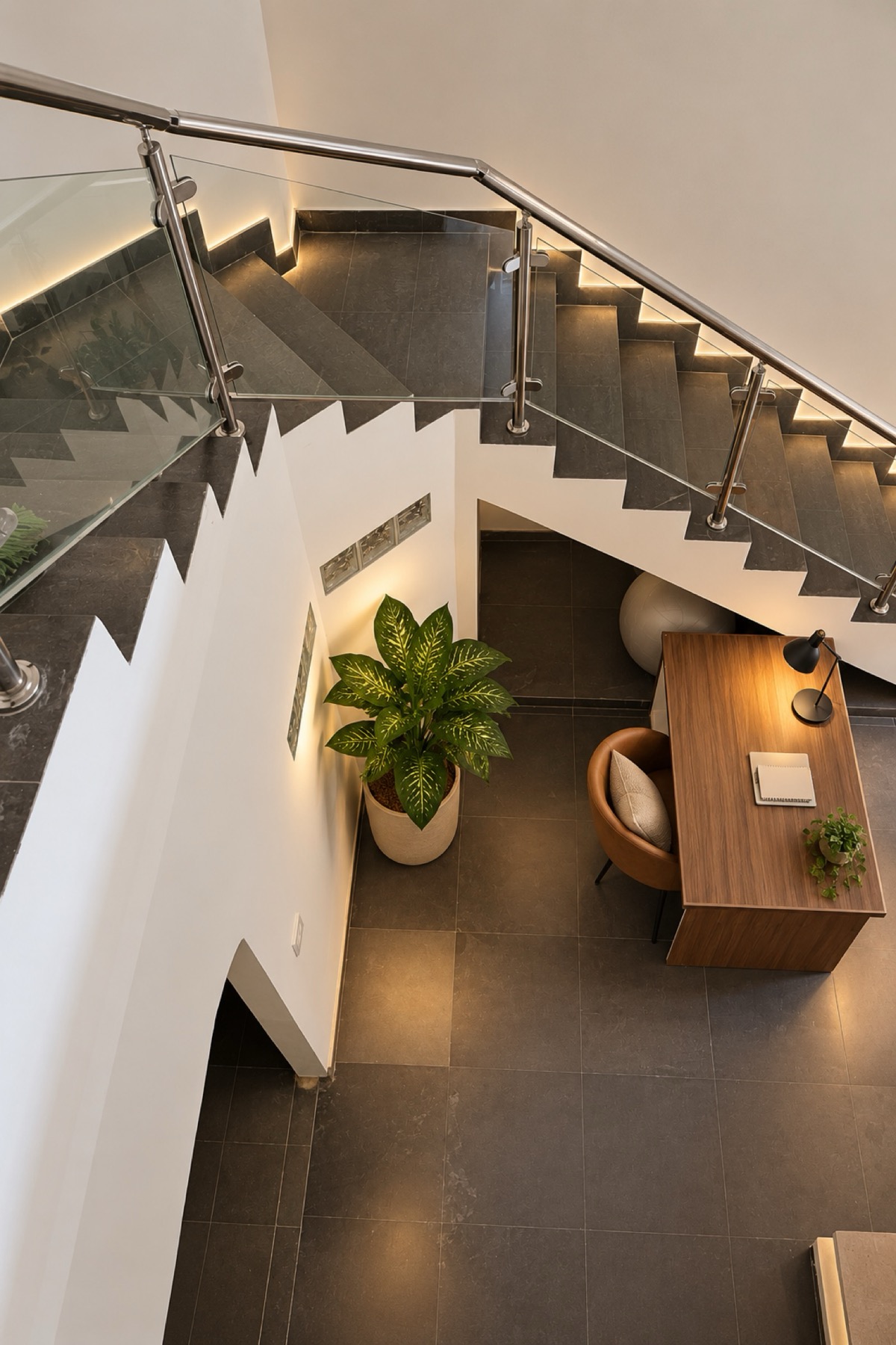 Escalier et bureau de Core House Dakar